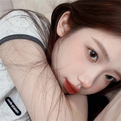 和红色中国人看电视